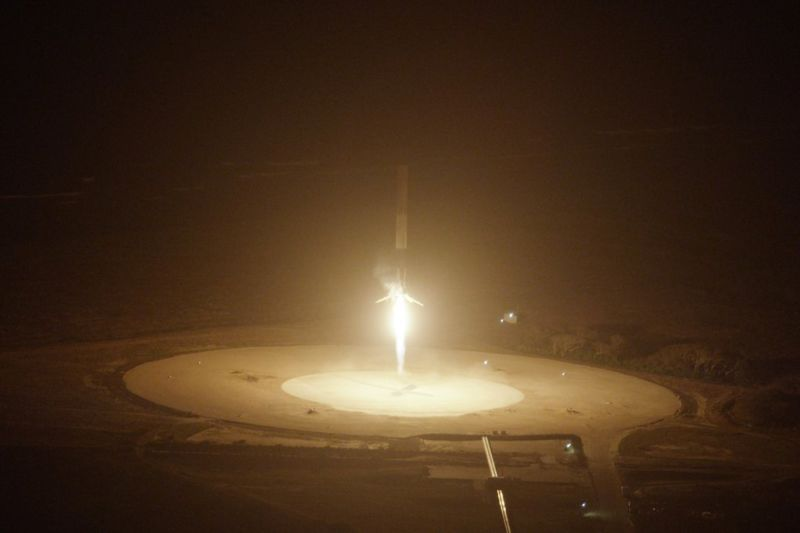 Illustration for article titled Las mejores fotografías del Falcon 9 y su aterrizaje histórico